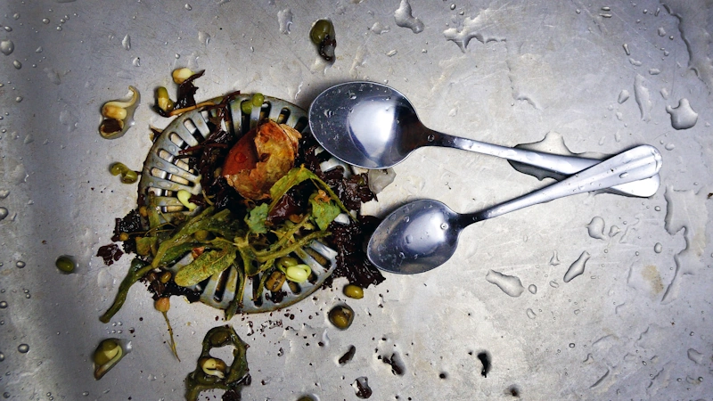 Jak udrożnić zatkany zlew? Poradnik hydraulika | Skuteczne metody krok po kroku