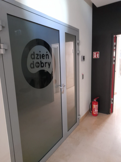 Drzwi z logo Dzień Dobry TVN w budynku przy ulicy Hożej, gdzie udrażnialiśmy zatkany pion kanalizacyjny