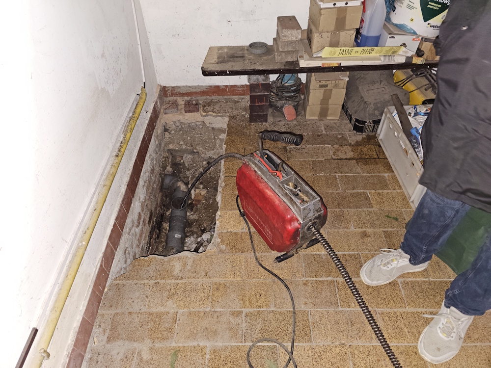 Dlaczego kanalizacja zatyka się ponownie i jak trwale usunąć przyczynę problemu?