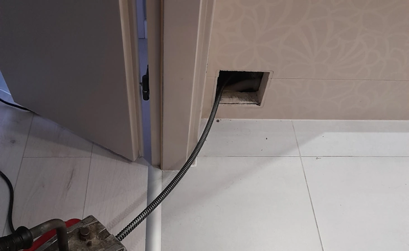 Czyszczenie zatkanego odpływu wanny w łazience