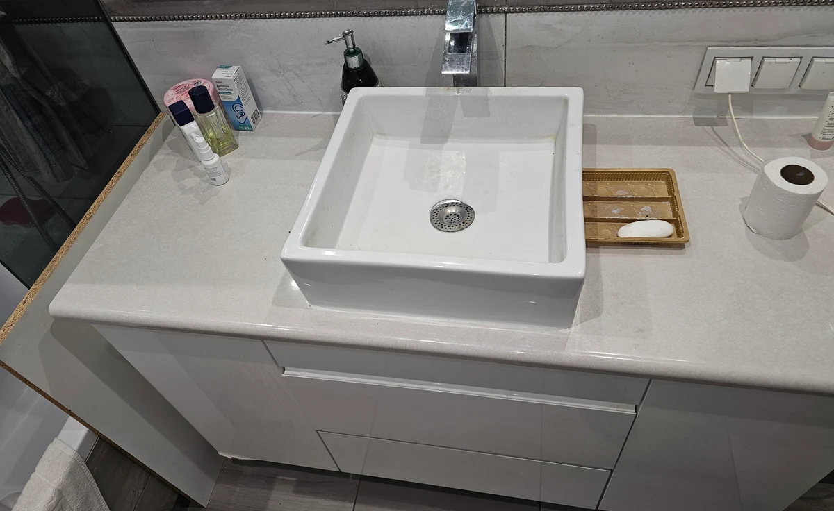 Wymiana nieszczelnego syfonu pod umywalką — realizacja hydrauliczna na Tarchominie