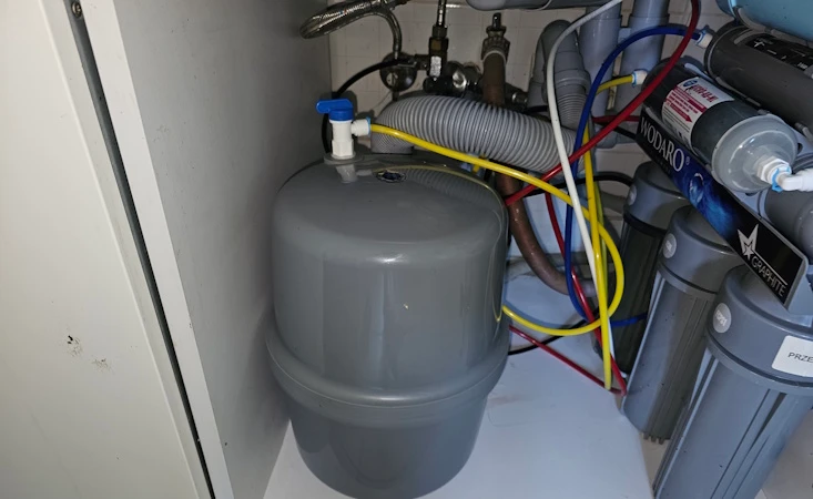 Woda z kranika leci coraz wolniej – wymiana wkładów w filtrze odwróconej osmozy pod zlewozmywakiem