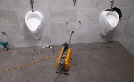 Przepychanie pisuaru w toalecie publicznej