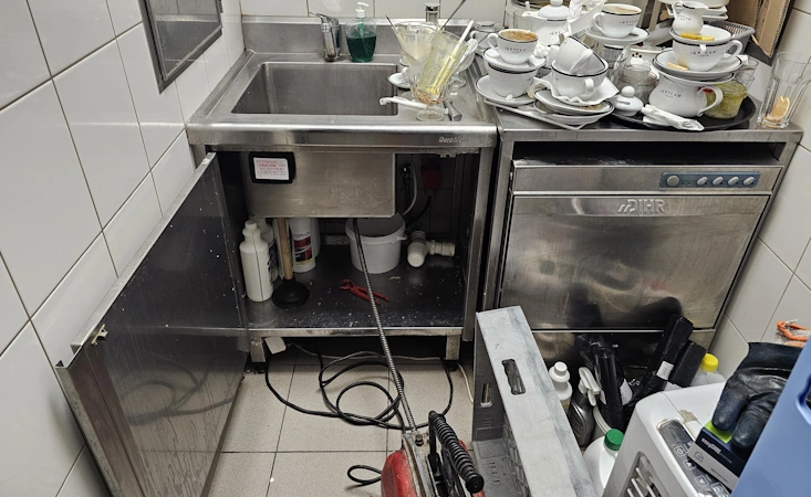 Przepychanie rur w kuchni restauracji w Warszawie elektryczną sprężyną — zlew gastronomiczny i zmywarka IHR